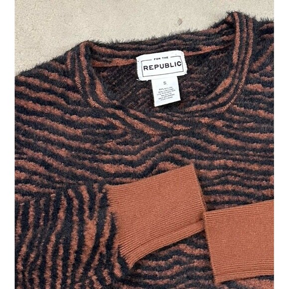 For the Republic Sof Fuzzy Sweater Size S Brown Animal Print Women's Pullover - Picture 2 of 6
